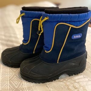 Totes brand big kid size 3 snow boots